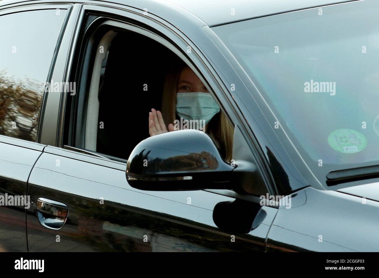 Madrid, Spanien; 11/09/2020.- heute, Freitag, hat die Infanta Sofía, den Unterricht an ihrem ersten Schultag begonnen, nachdem sie einen Großteil des vergangenen Jahres wegen des Coronavirus Online-Unterricht erhalten hat. Gerade die Pandemie hat dazu geführt, dass die Schwestern im Gegensatz zu den Vorjahren in diesem September an verschiedenen Tagen den Kurs begonnen haben. Sofía ist im Zentrum angekommen, begleitet von ihrer Mutter, Königin Letizia, die das Auto fuhr, und auch von ihrer Schwester, Prinzessin Leonor, die zur gleichen Zeit eintrat.die Abwesenheit von König Felipe VI ist auf Gesundheitsempfehlungen zurückzuführen, die nur einer der Eltern beachten sollte Stockfoto
