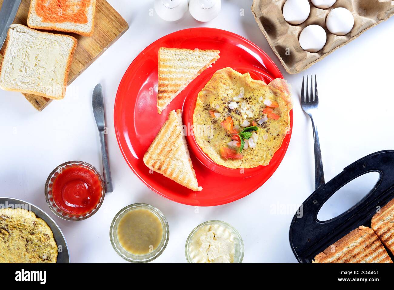 Flat Lay Zusammensetzung eines gesunden Frühstück Brot Omelette auf einem Tisch. Stockfoto