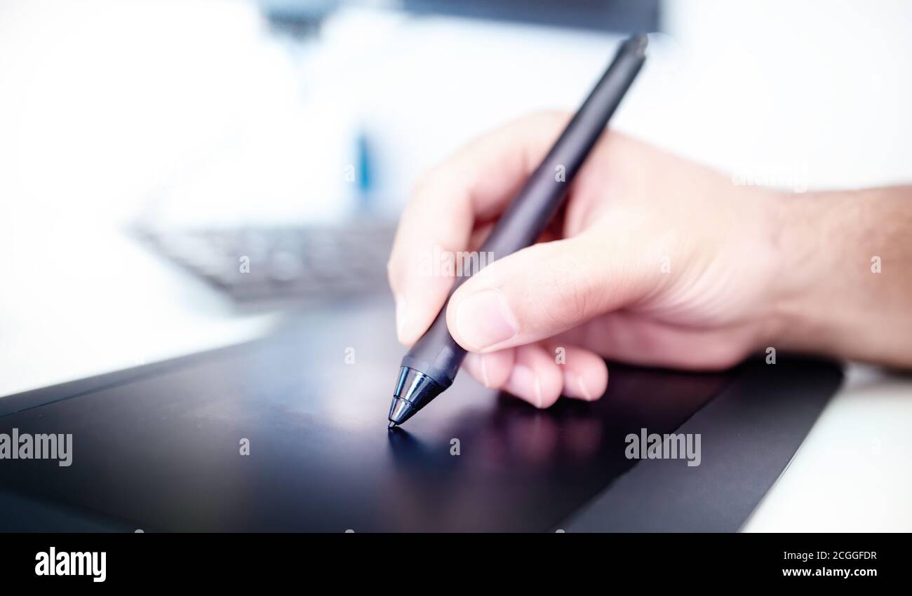 Elektronische Signaturtechnologie. Man Hand mit Stylus Pen auf Digital Tablet mit Computer und modernen Büro Hintergrund, Nahaufnahme. Geschäftsabschluss Kontra Stockfoto