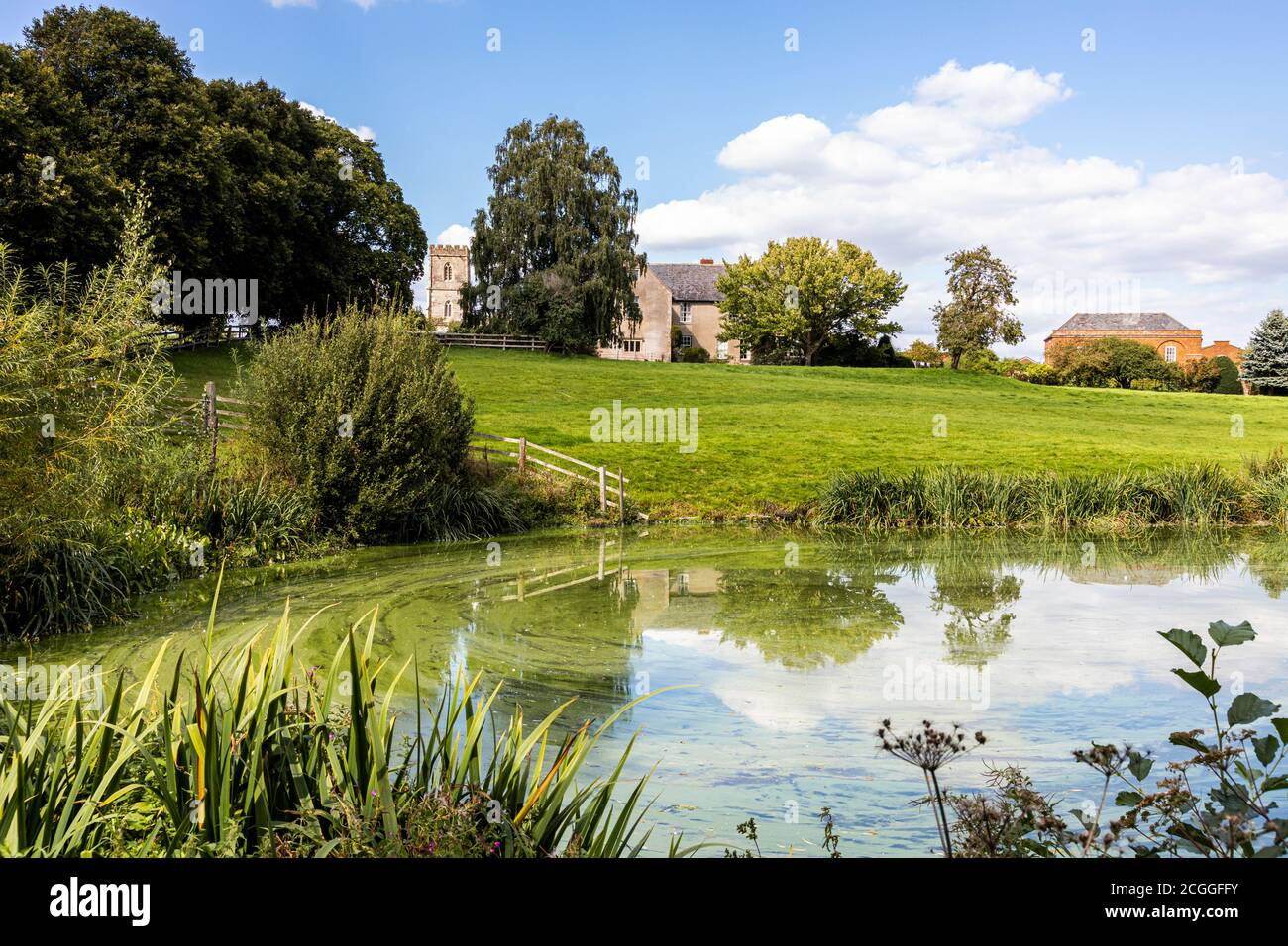 Maisemore Court und St. Giles Kirche Blick über den See im Severn Vale Dorf Maisemore, Gloucestershire UK Stockfoto