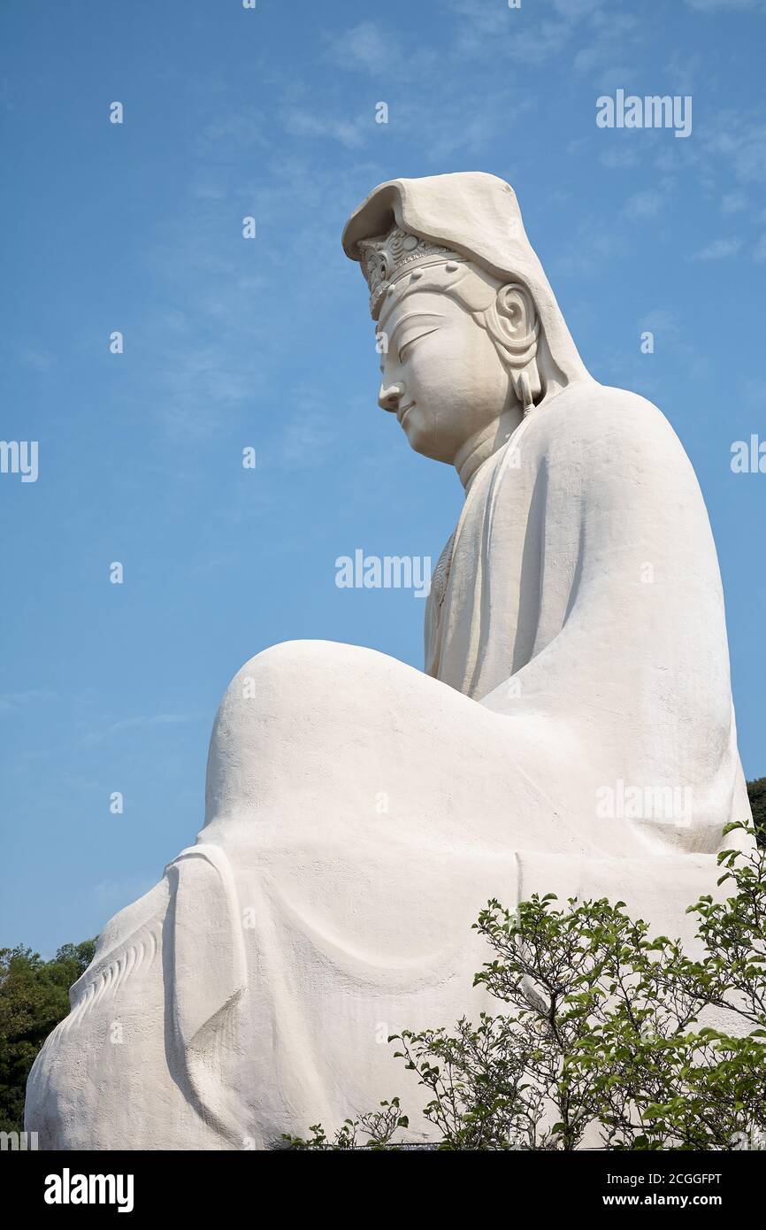 Die weiße Statue von Bodhisattva Avalokitesvara (Ryozen Kannon), der Göttin der Barmherzigkeit, die von Hirosuke Ishikawa zu Ehren der Toten des Zweiten Weltkriegs gebaut wurde Kyo Stockfoto