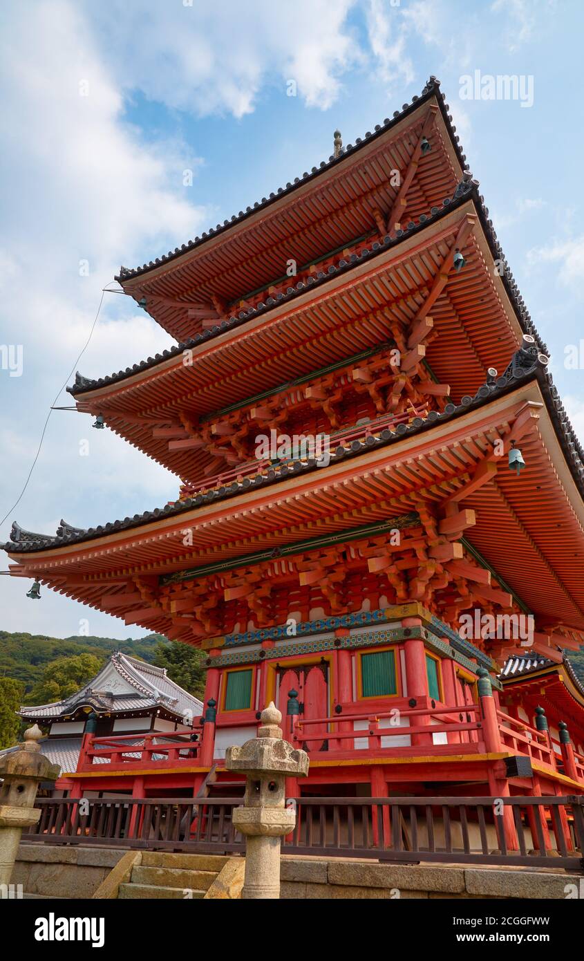 Der Blick auf die dreistöckige verzehrende Pagode auf dem Hügel bei Kiyomizu-dera (Otowa-san) Tempel. Kyoto. Japan Stockfoto