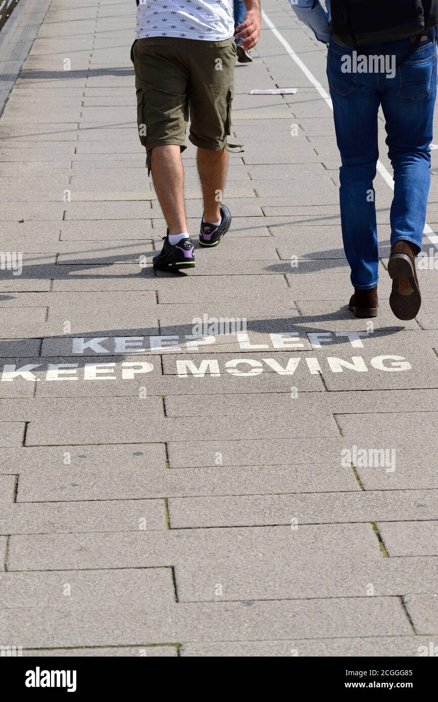 London, England, Großbritannien. „Keep Left Keep Moving“-Anweisungen auf der Golden Jubilee Bridge über die Themse während der COVID-Pandemie von 2020 Stockfoto