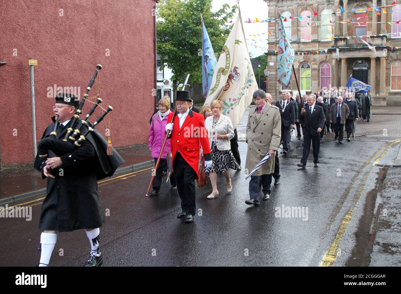 Irvine, Ayrshire, Schottland, Großbritannien, 17. August 2014. Das jährliche Marymass-Fest beginnt mit der Tradition von Kirkin des Hauptmanns, die Prozession beginnt vom Stadthaus zur Irvine Pfarrkirche. Ein Pfeifer führt die Parade vom Stadthaus Irvine aus an Stockfoto