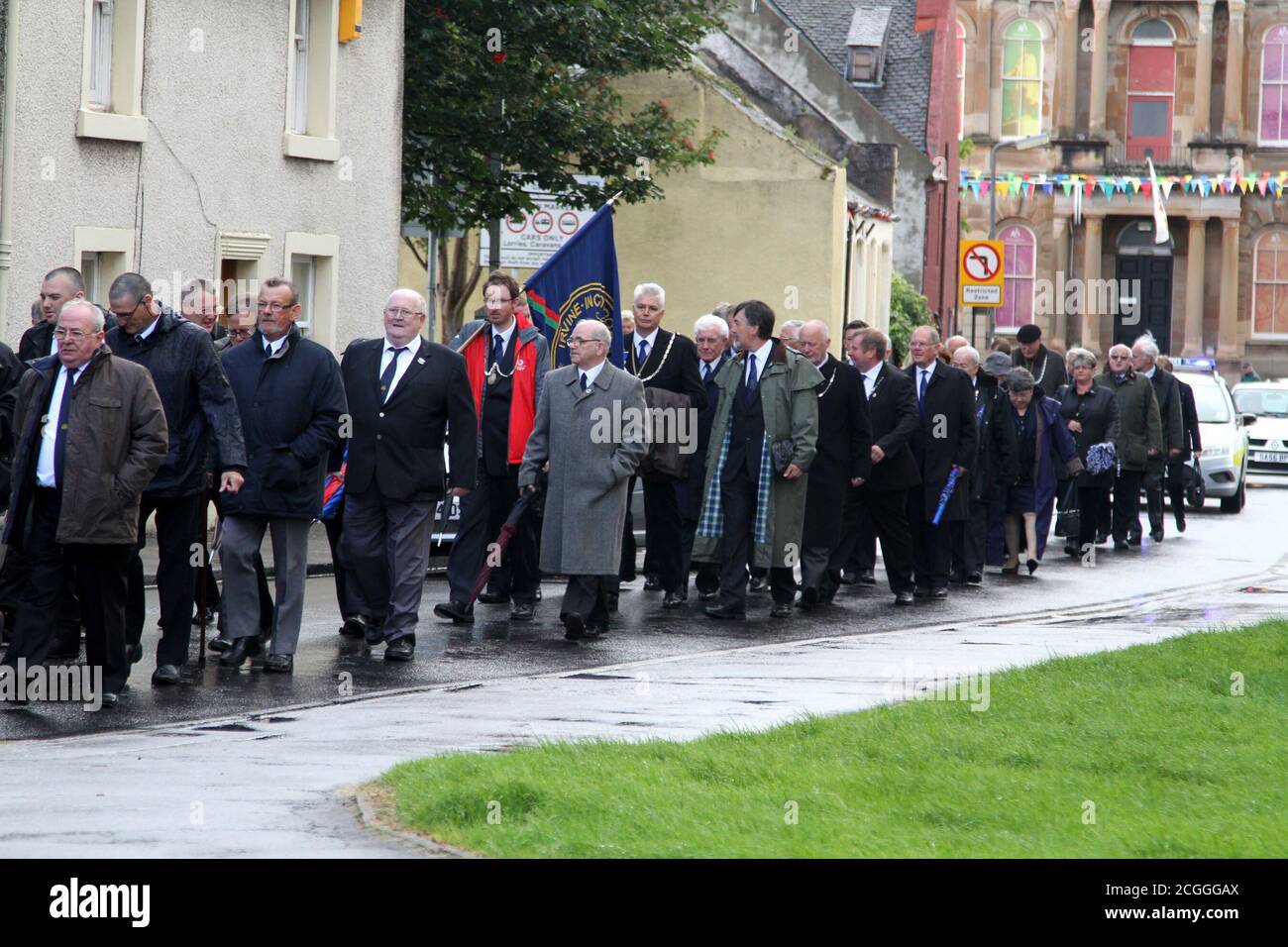 Irvine, Ayrshire, Schottland, Großbritannien, 17. August 2014. Das jährliche Marymass-Fest beginnt mit der Tradition von Kirkin des Hauptmanns, die Prozession beginnt vom Stadthaus zur Irvine Pfarrkirche. Ein Pfeifer führt die Parade vom Stadthaus Irvine aus an Stockfoto