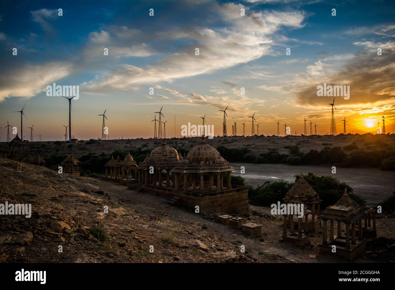 Windmühlen in Jaisalmer Wüstengebiet, Blick von Bara bagh Jaisalmer, Rajasthan Indien Stockfoto