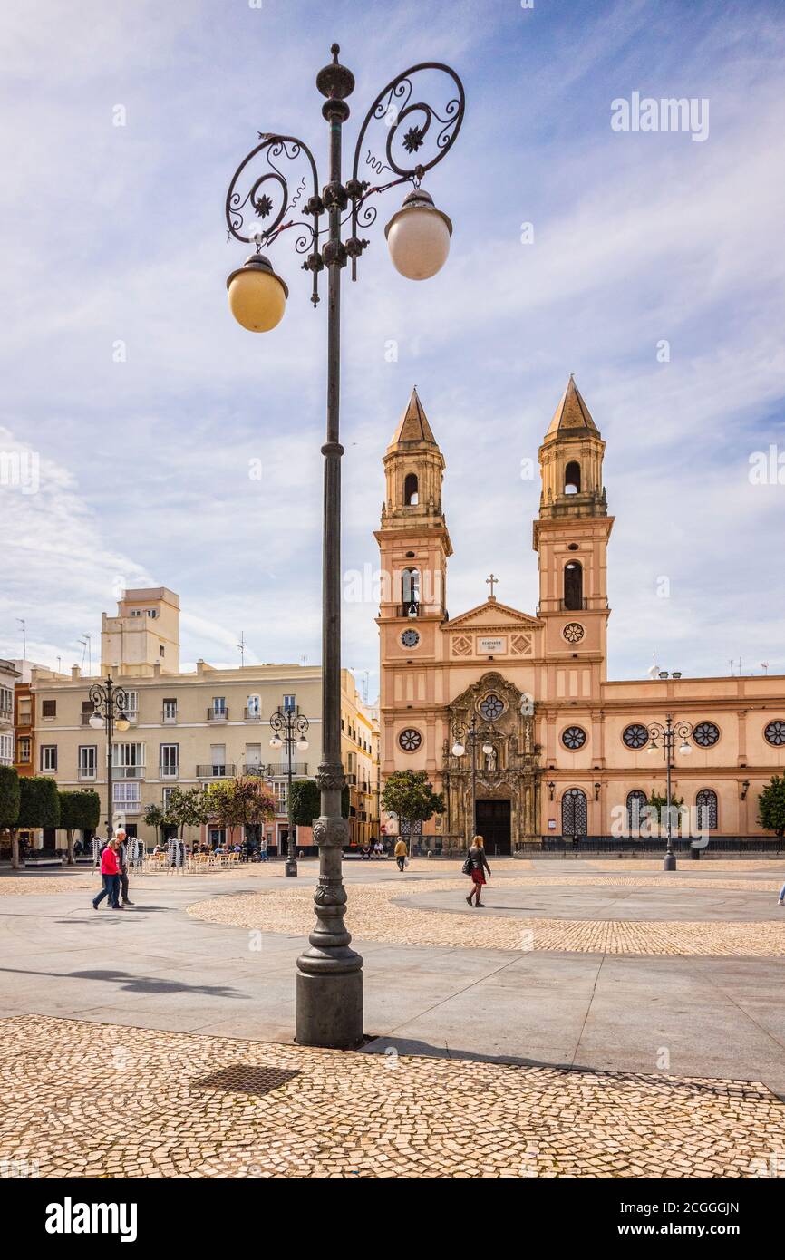 12. März 2020: Cadiz, Spanien - die Plaza de San Antonio und ihre Kirche im Frühlingssonne, Cadiz. Stockfoto