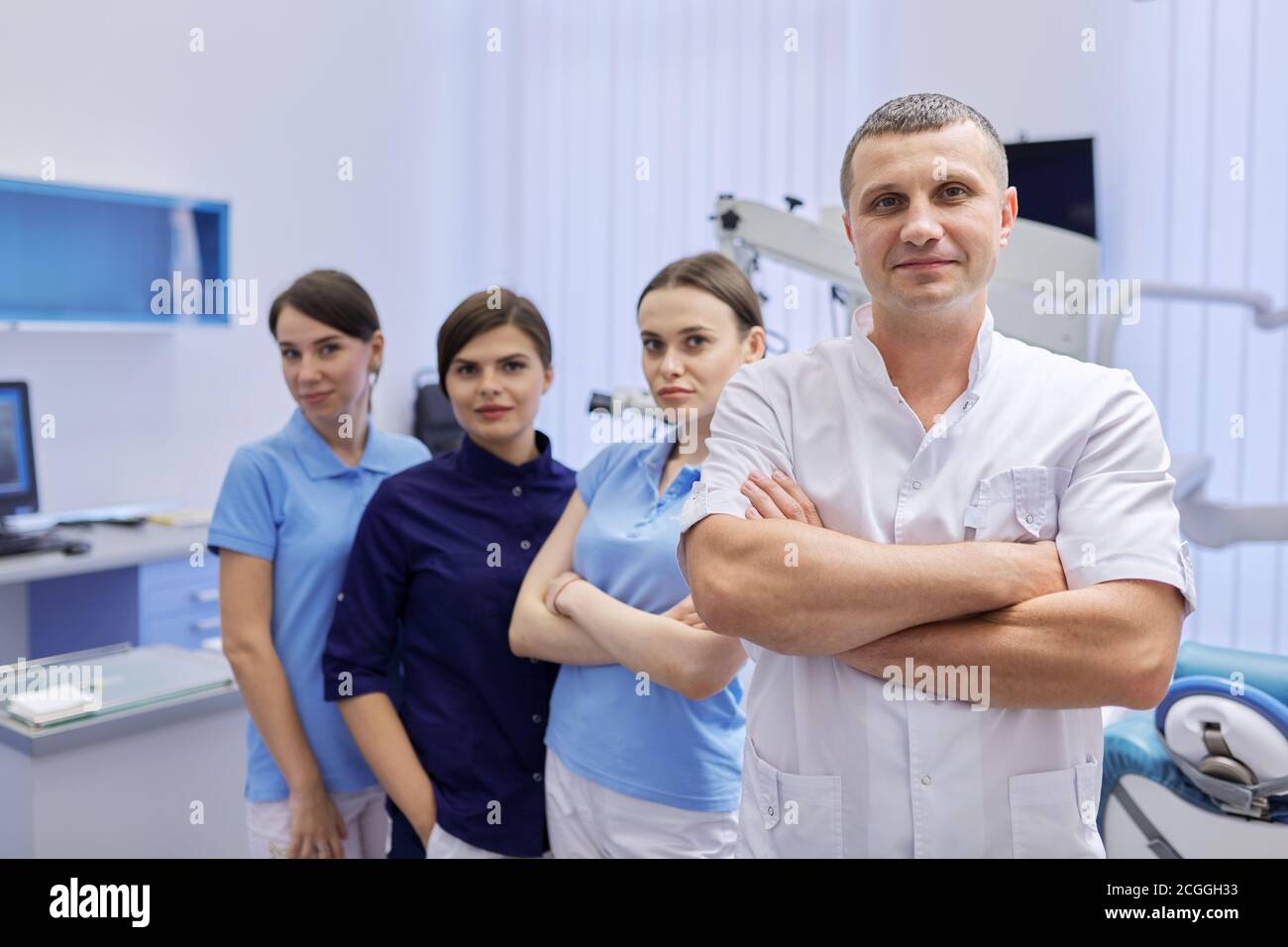 Porträt von männlichen Arzt Zahnarzt und weiblichen Praktikanten in der Zahnarztpraxis Stockfoto