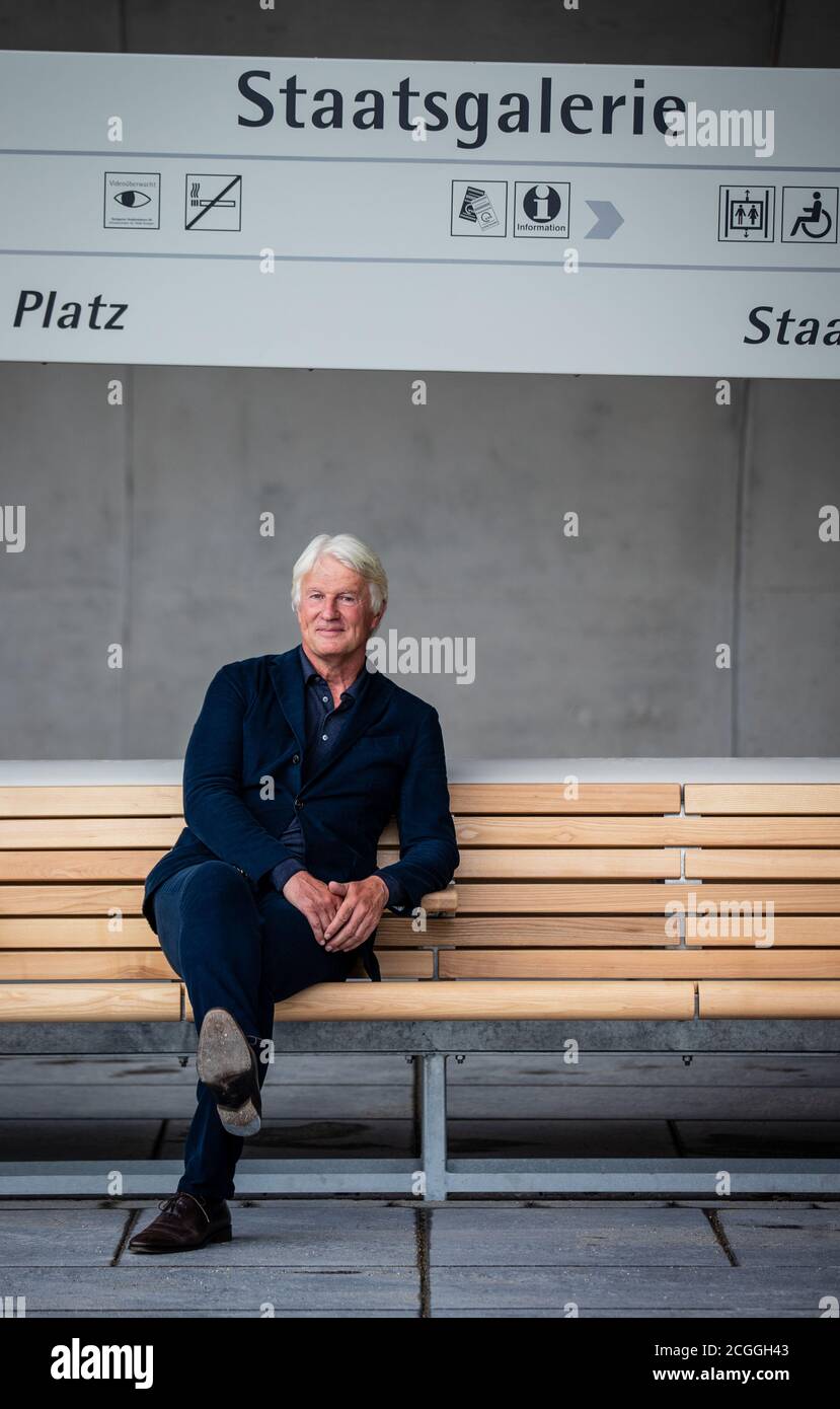 Stuttgart, Deutschland. September 2020. Architekt Christoph Ingenhoven sitzt auf einer Plattform am neuen Bahnhof 'Staatsgalerie'. Ingenhoven ist Architekt der Haltestelle, die im Rahmen der Bauarbeiten für Stuttgart 21 gebaut wurde. Quelle: Christoph Schmidt/dpa/Alamy Live News Stockfoto