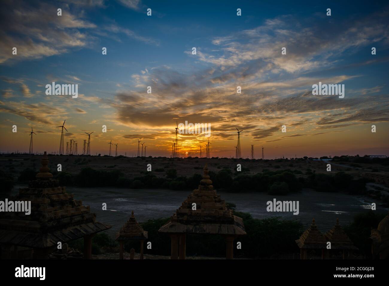 Windmühlen in Jaisalmer Wüstengebiet, Blick von Bara bagh Jaisalmer, Rajasthan Indien Stockfoto