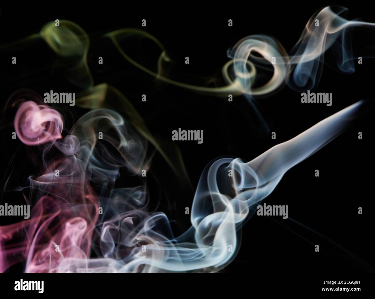 Lockig transparent bunte Rauch wirbelt auf schwarzem Hintergrund Stockfoto