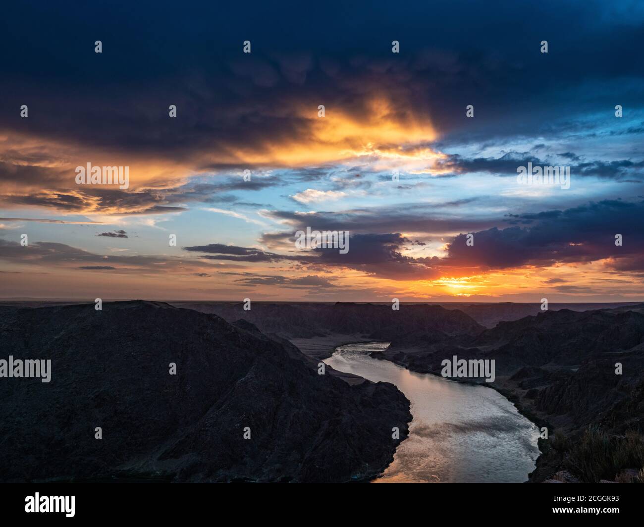 Wunderschöner Sonnenuntergang auf dem Fluss. Ili River im Frühling. Kasachstan. Almaty Region. Die Quelle ist in China. Sie fließt in den Balchasch-See Stockfoto