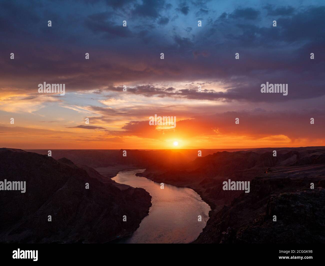 Wunderschöner Sonnenuntergang auf dem Fluss. Ili River im Frühling. Kasachstan. Almaty Region. Die Quelle ist in China. Sie fließt in den Balchasch-See Stockfoto