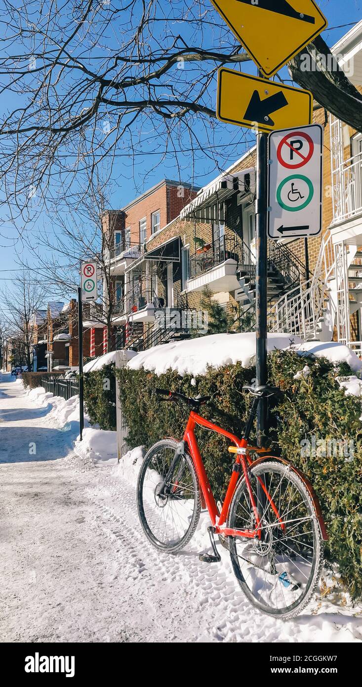 Ein rotes Fahrrad auf der Straße Stockfoto