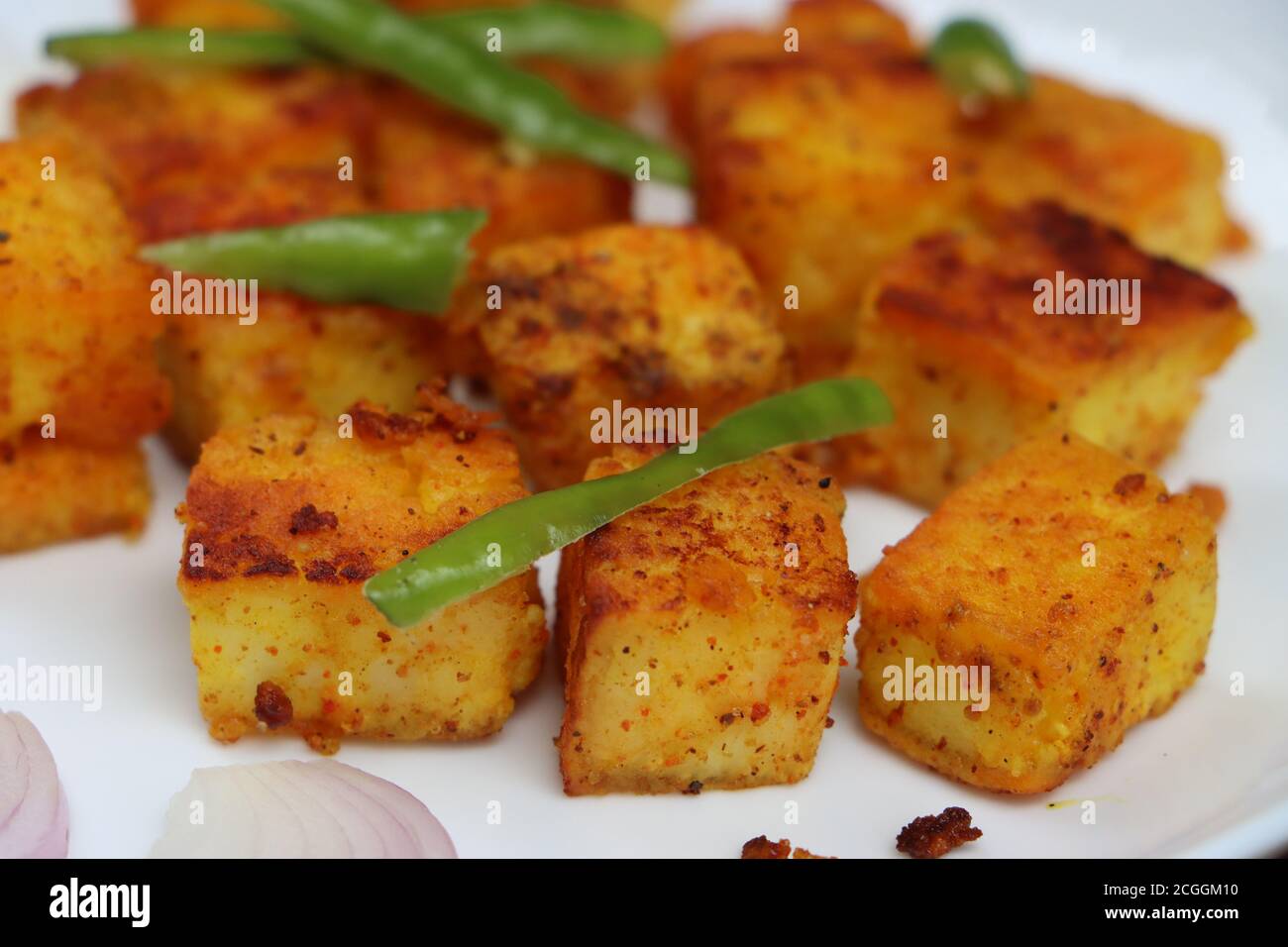 Tawa Paneer oder gebratener Paneer, indische Vorspeise mit Quark und Gewürzen, Vorspeise Stockfoto