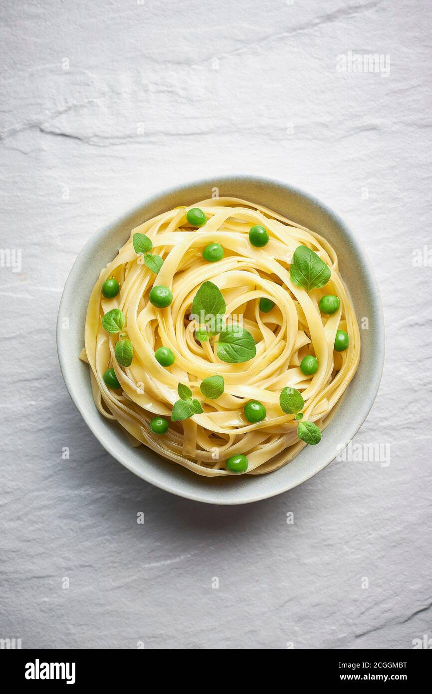 Pasta mit Erbsen Stockfoto