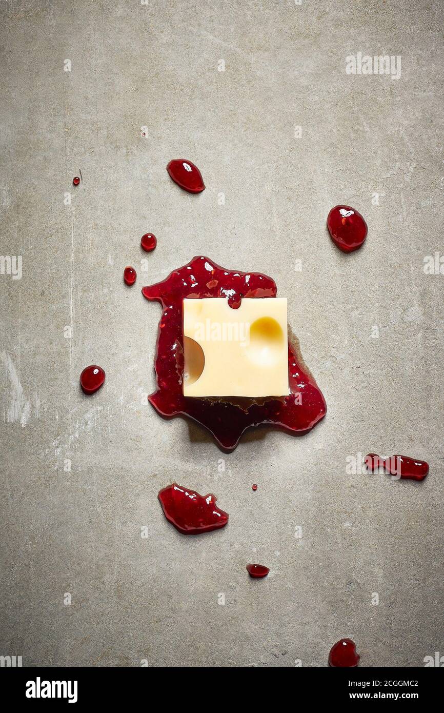 Käse mit Himbeermarmelade Stockfoto