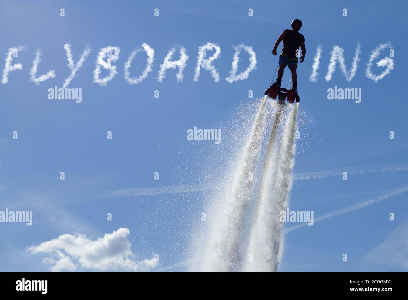 Mann genießen Flyboarding in guam Resort. Solo guy Airboarding oder Flyboarding vertikal. Stockfoto