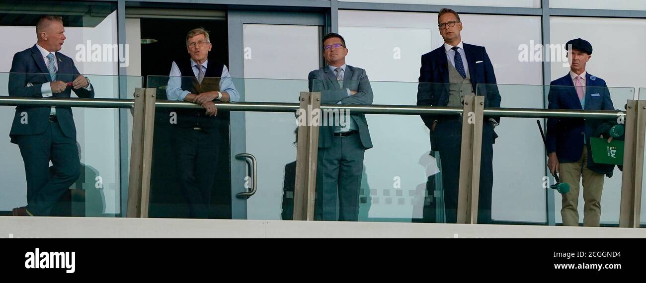 Das Team von ITV Racing, L R, Matt Chapman, Brough Scott, Jason Weaver, Ed Chamberlin und Luke Harvey am dritten Tag des William Hill St Leger Festivals auf der Doncaster Racecourse. Stockfoto