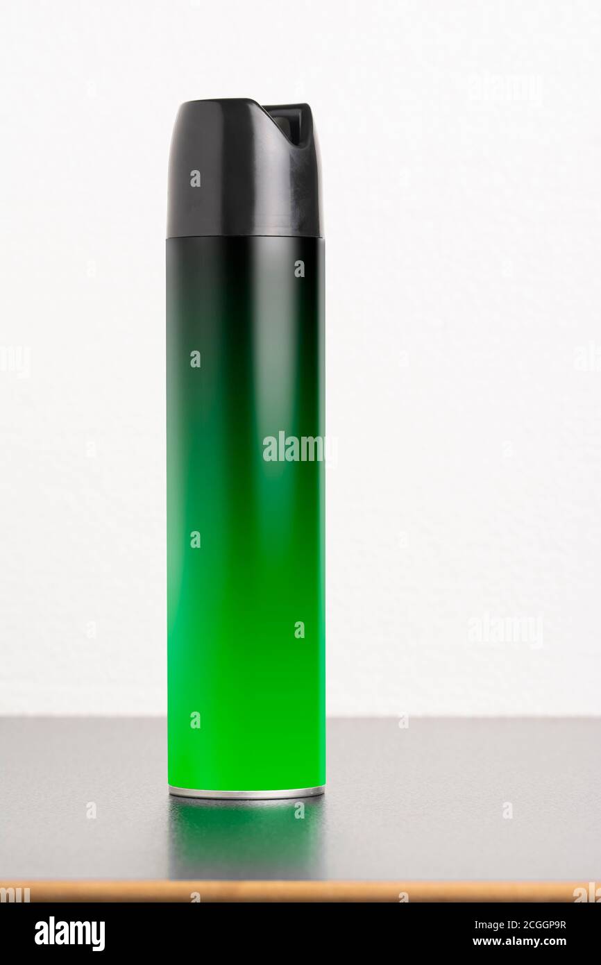 Fliegende Insektenvernichter Spray vor weißem Hintergrund, bearbeitbare Mock-up-Serie Vorlage bereit für Ihr Design, Auswahlpfad enthalten. Stockfoto