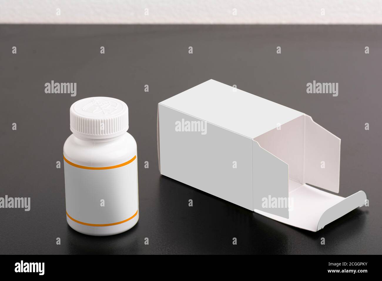 Pillbox Nahrungsergänzungsmittel Flasche mit Paket auf dem Hintergrund, bearbeitbare Modell-up-Serie Vorlage bereit für Ihr Design, Auswahl Pfad enthalten. Stockfoto