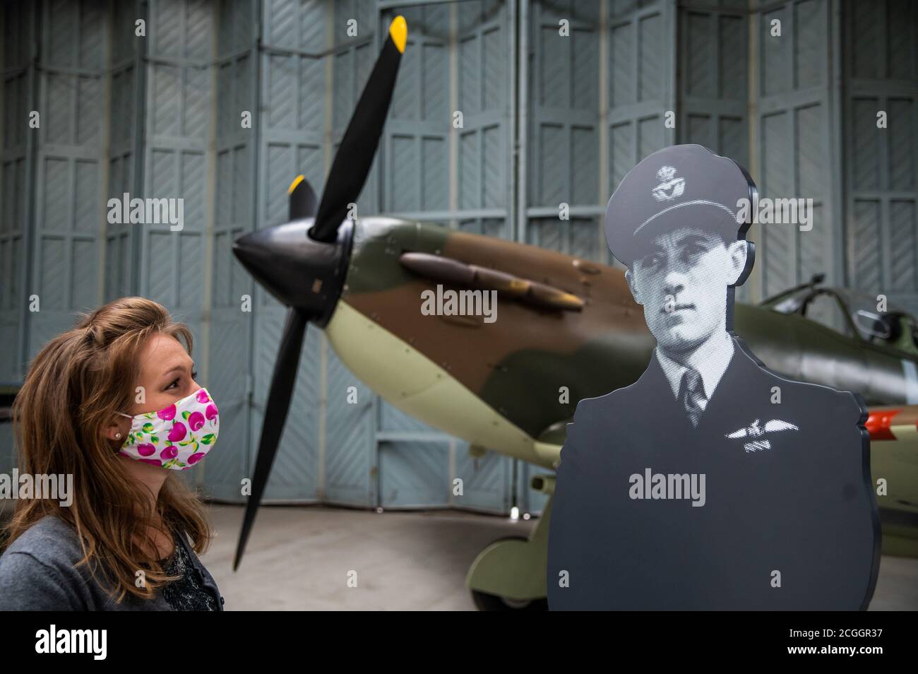 London, Großbritannien. September 2020. Einer der wenigen noch fliegenden Spitfire mit einem Ausschnitt aus Sqadron Leader Brian 'Sandy' Lane - die neu renovierte Battle of Britain Ausstellung. Einen historischen Überblick über die Geschehnisse in ganz Großbritannien im Jahr 1940 geben. Mit persönlichen Geschichten und Ausschnitten des Personals, von ‘den wenigen' und authentischen Battle of Britain Flugzeugen und Objekten. Kredit: Guy Bell/Alamy Live Nachrichten Stockfoto