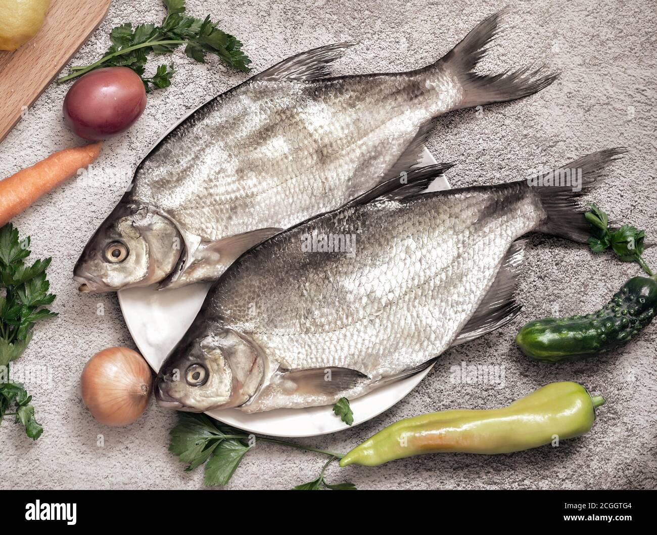 Große Flussfischbrasse zum Braten gekocht Stockfoto