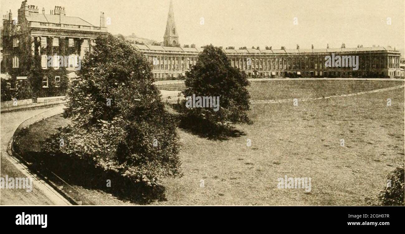 . Städte von Neu-England und Alt-England, Irland und Schottland . Nach einem Foto von F. Frith &lt;^ Co., England BATH, ENGLAND, von North Parade Bridge, zeigt die Abtei. K biJness Ian Forbes-Robertson, Esq.. Aus einer Fotografie von F. Frith & Co., England Kindnas Ian Forbes-Robertson, Esq. THE ROYAL CRESCENT, BATH, ENGLAND BATH, MAINE 57 sich an den Ufern der Neuen Welt, die englische Stadt, unter der Herrschaft vonBeau Nash, als Meister der Zeremonien, war die Domäne der Mode und Fröhlichkeit, das Zentrum für die beau Monde von England. Morgen, Mittag und Abend hatten die unerteilten Freuden, vom Ohr Stockfoto