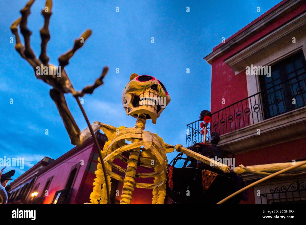 Eine riesige Figur aus Calaca, eine mexikanische Ikone, die den Verstorbenen darstellt, wird während der Feierlichkeiten zum Tag der Toten in Oaxaca, Mexiko, auf der Straße getragen. Stockfoto