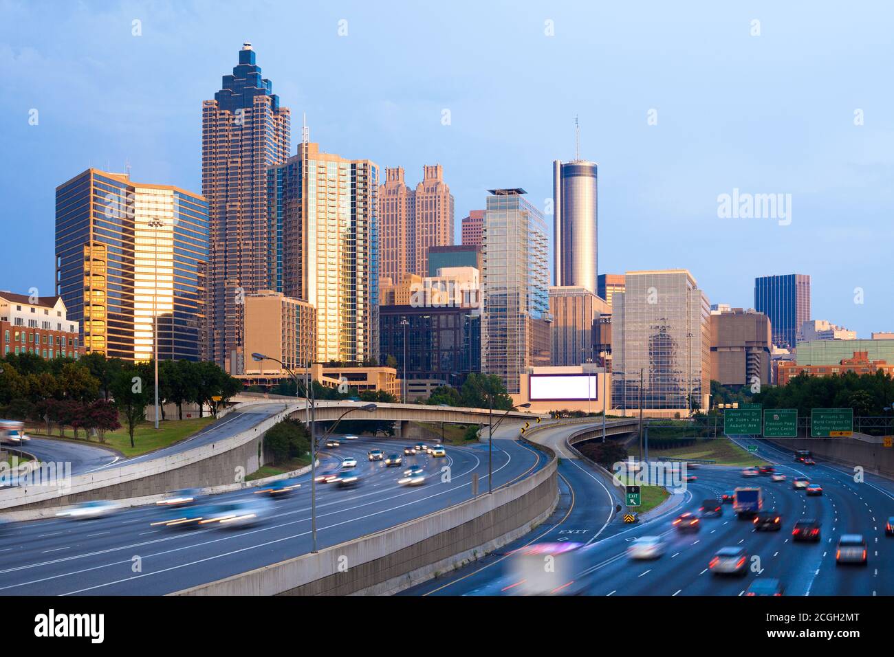 Stadtbild der Innenstadt von Atlanta bei Sonnenuntergang mit Verkehr auf der Autobahn, Georgia, USA Stockfoto