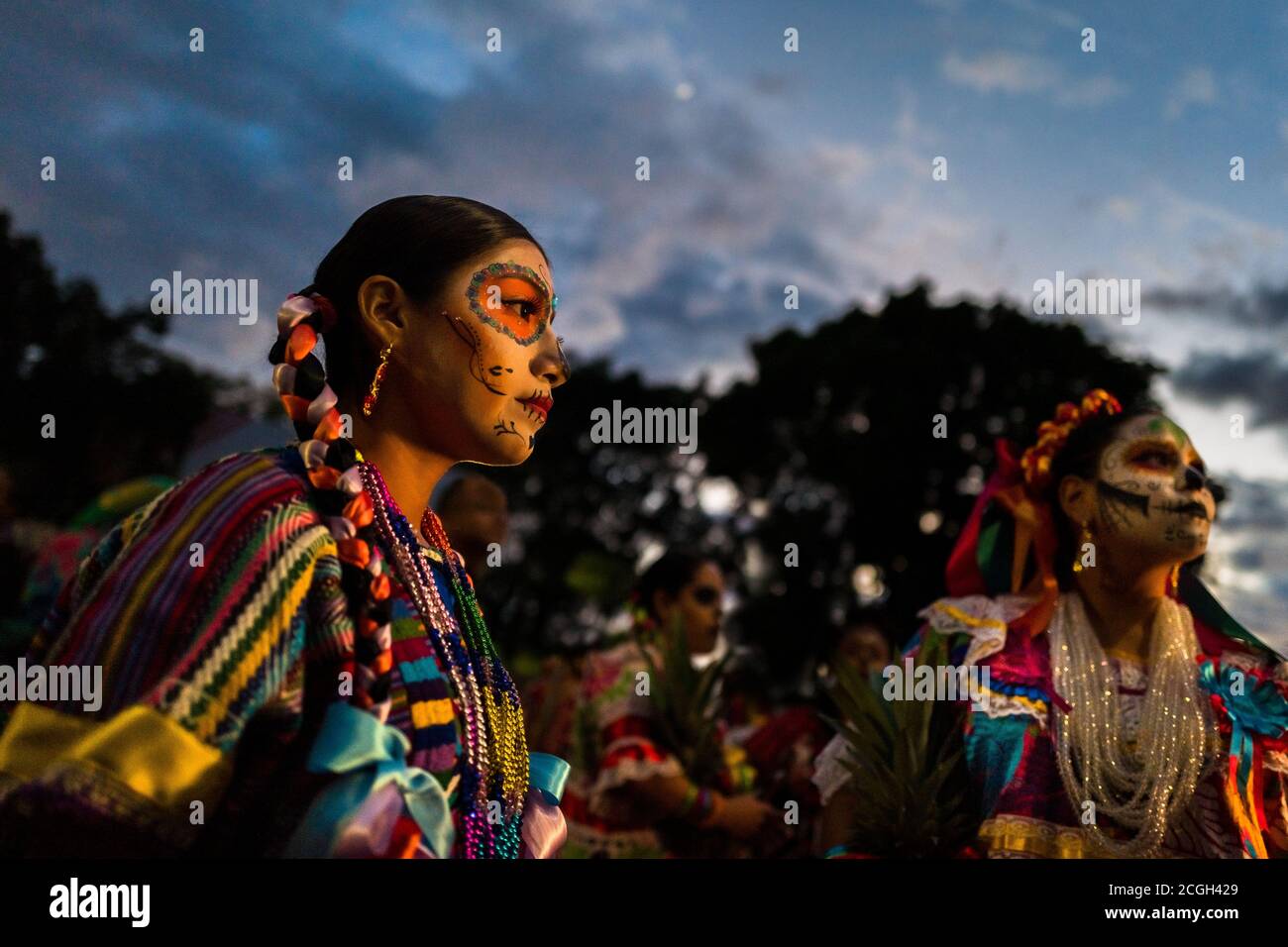 Junge mexikanische Frauen, bekleidet als La Catrina, nehmen an der Parade zum Tag der Toten in Oaxaca, Mexiko, Teil. Stockfoto