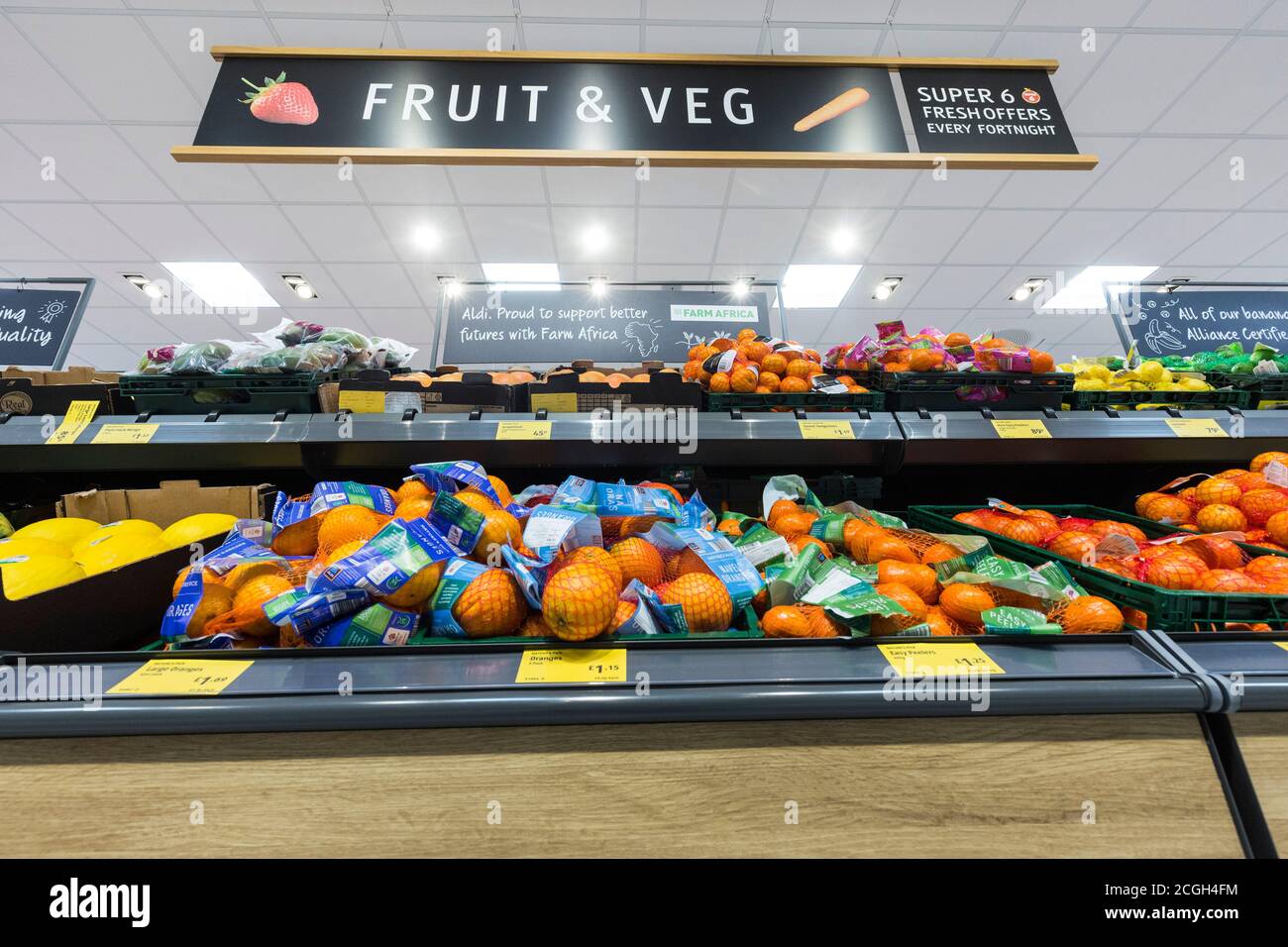 Aldi Supermarkt Obst und Gemüse Gang Stockfoto