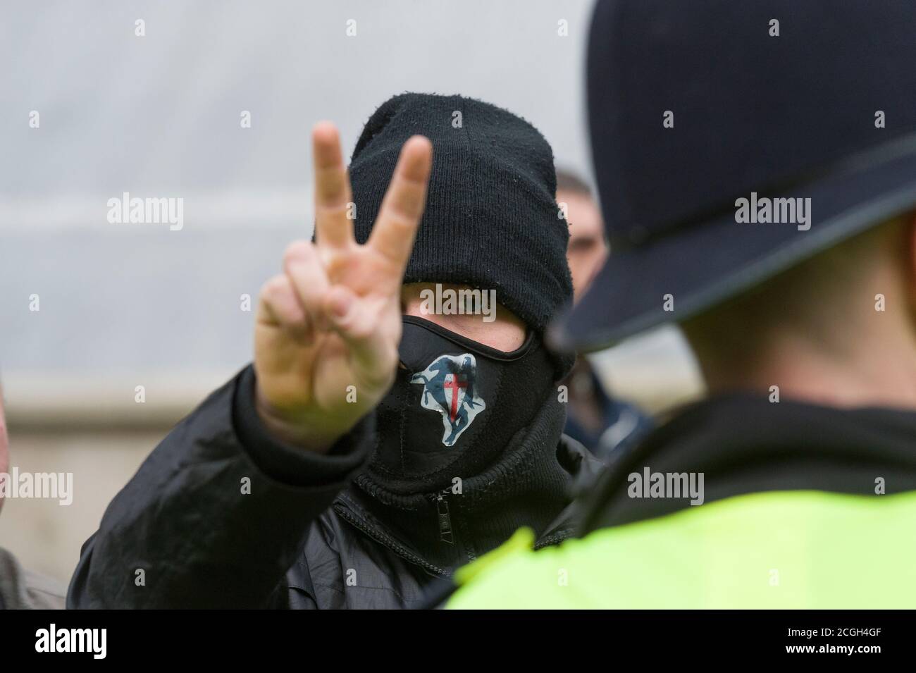 Britische Zweigstelle der Anti-Islamisierung Gruppe Pegida (Patriotische Europäer gegen die Islamisierung des Westens) hält ihre erste Kundgebung in London ab, um gegen das zu protestieren, was sie sagen, ist Islamisierung Großbritanniens. Die Pegida-Kundgebung fand in der Nähe der Downing Street statt. Weniger als 100 Menschen kamen heraus, um die Pegida-Kundgebung zu unterstützen. Sie waren von einer Anti-Pegida-Protestierenden schwer in ihrer Zahl. Pegida startete in Dresden Deutschland im Oktober 2014, Patriotische Europäer gegen die Islamisierung des Abendlandes (deutsch: Patriotische Europäer gegen die Islamisierung des Abendlandes), abgekürzt Pegida, ist ein pan-europäisches, anti-Islam, weit Stockfoto