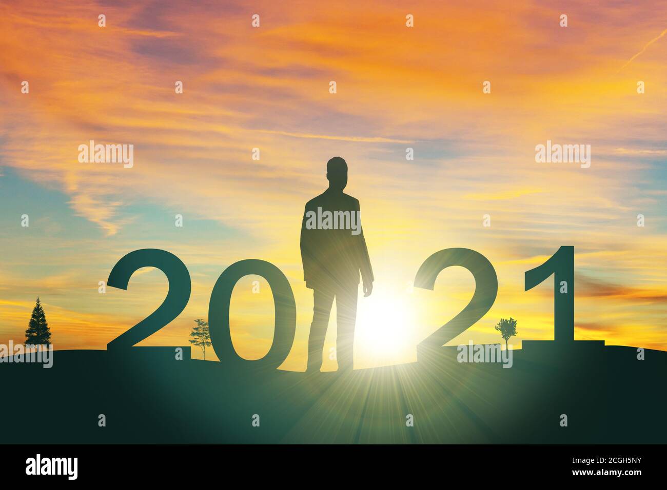 Silhouette Mann Blick auf den Berg zu 2021 Jahren mit dem Sonnenuntergang oder Sonnenaufgang Hintergrund Ziel. Glückliches und erfolgreiches Wachstum mit Konzept für das neue Jahr 2021 Stockfoto