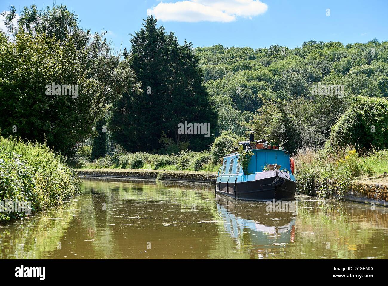 Ein bunt bemaltes Schmalboot, das auf dem Kennet und Avon Kanal in Somerset, Südwestengland, festgemacht ist Stockfoto