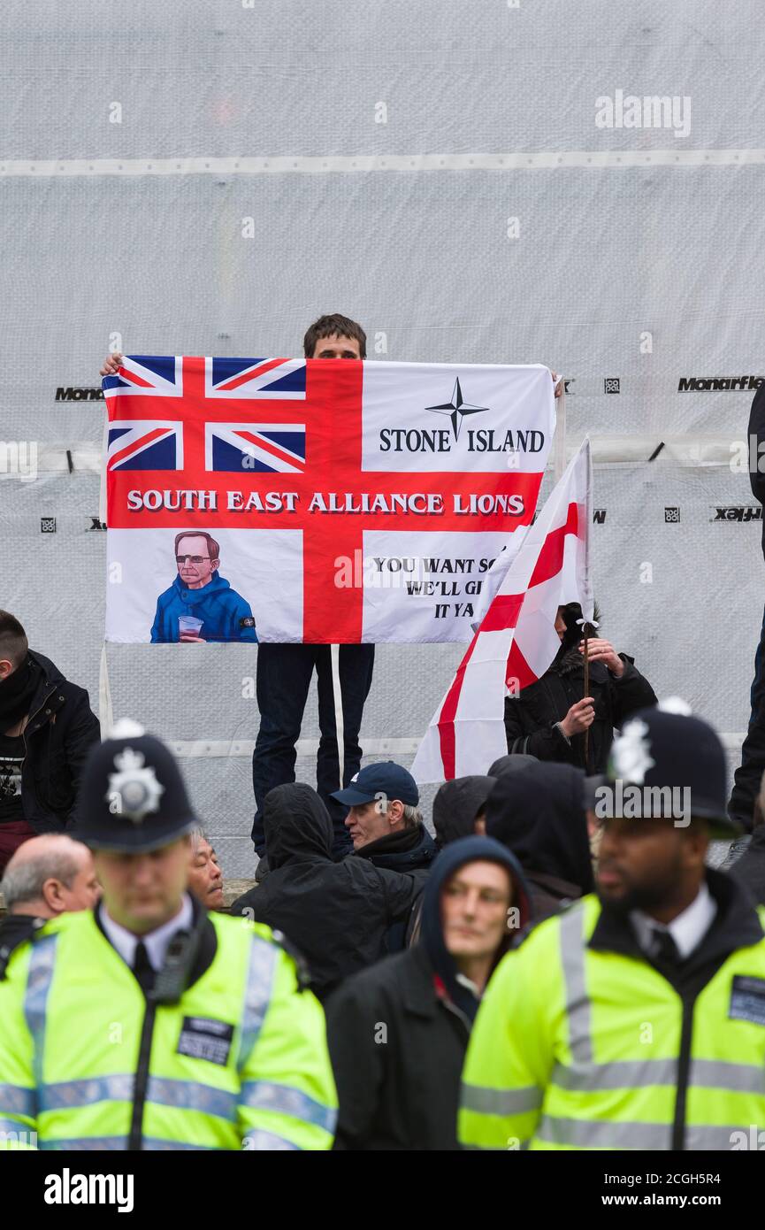 Britische Zweigstelle der Anti-Islamisierung Gruppe Pegida (Patriotische Europäer gegen die Islamisierung des Westens) hält ihre erste Kundgebung in London ab, um gegen das zu protestieren, was sie sagen, ist Islamisierung Großbritanniens. Die Pegida-Kundgebung fand in der Nähe der Downing Street statt. Weniger als 100 Menschen kamen heraus, um die Pegida-Kundgebung zu unterstützen. Sie waren von einer Anti-Pegida-Protestierenden schwer in ihrer Zahl. Pegida startete in Dresden Deutschland im Oktober 2014, Patriotische Europäer gegen die Islamisierung des Abendlandes (deutsch: Patriotische Europäer gegen die Islamisierung des Abendlandes), abgekürzt Pegida, ist ein pan-europäisches, anti-Islam, weit Stockfoto