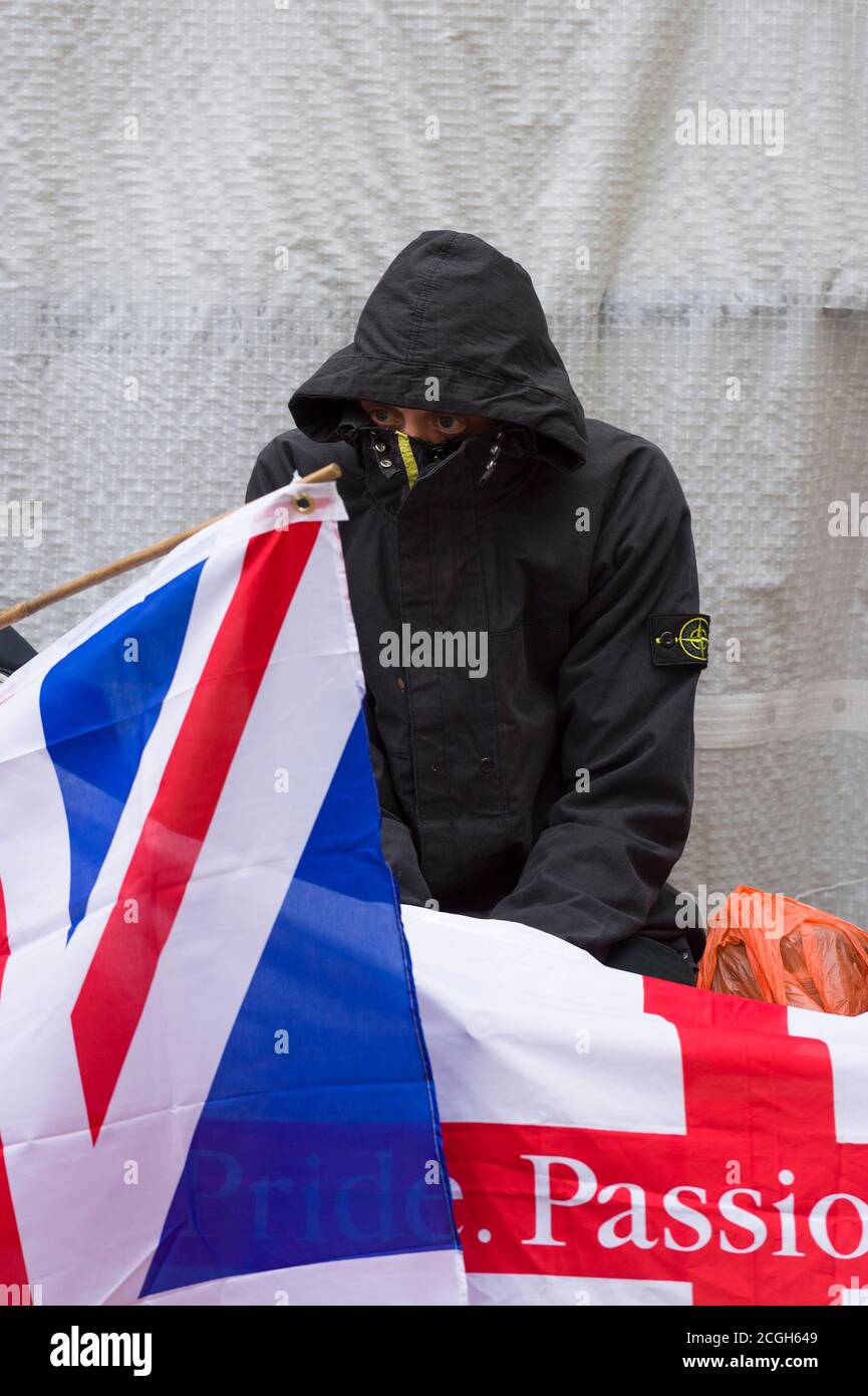 Britische Zweigstelle der Anti-Islamisierung Gruppe Pegida (Patriotische Europäer gegen die Islamisierung des Westens) hält ihre erste Kundgebung in London ab, um gegen das zu protestieren, was sie sagen, ist Islamisierung Großbritanniens. Die Pegida-Kundgebung fand in der Nähe der Downing Street statt. Weniger als 100 Menschen kamen heraus, um die Pegida-Kundgebung zu unterstützen. Sie waren von einer Anti-Pegida-Protestierenden schwer in ihrer Zahl. Pegida startete in Dresden Deutschland im Oktober 2014, Patriotische Europäer gegen die Islamisierung des Abendlandes (deutsch: Patriotische Europäer gegen die Islamisierung des Abendlandes), abgekürzt Pegida, ist ein pan-europäisches, anti-Islam, weit Stockfoto