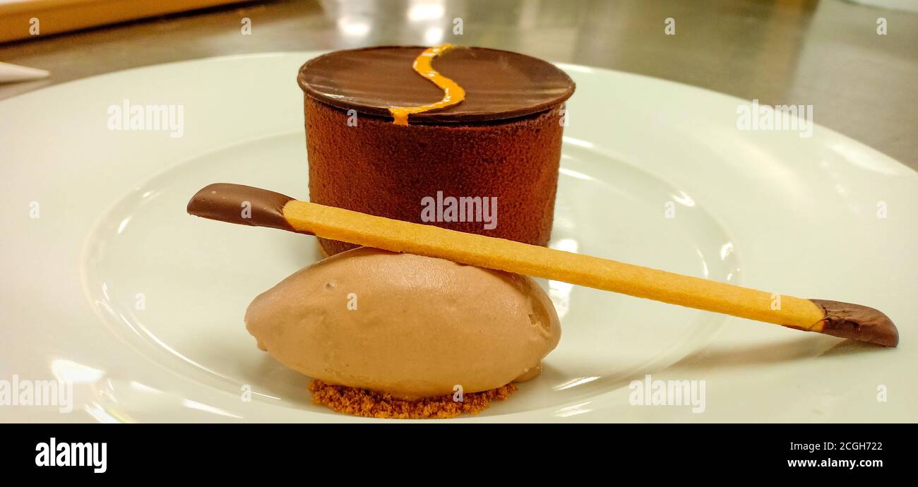 Schokoladenmousse und Haselnussgelato auf einer Pastete Stockfoto