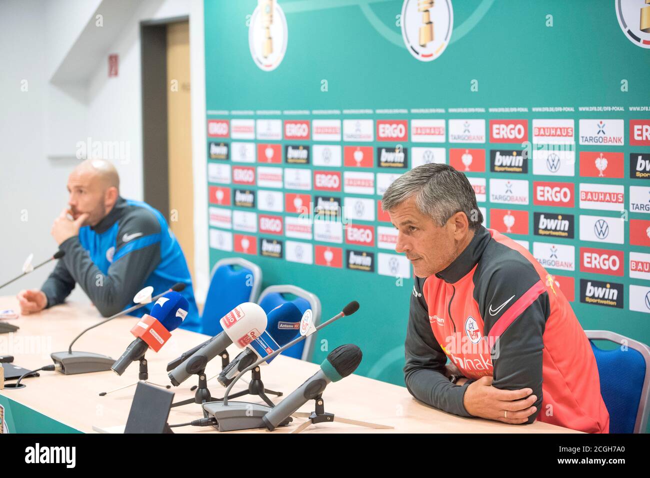 Rostock, Deutschland. September 2020. FC Hansa Rostock-Cheftrainer Jens Härtel (r) und Torwart Markus Kolke bei einer Pressekonferenz zum anstehenden DFB-Pokalspiel in Rostock. Quelle: Frank Hormann/dpa/Alamy Live News Stockfoto