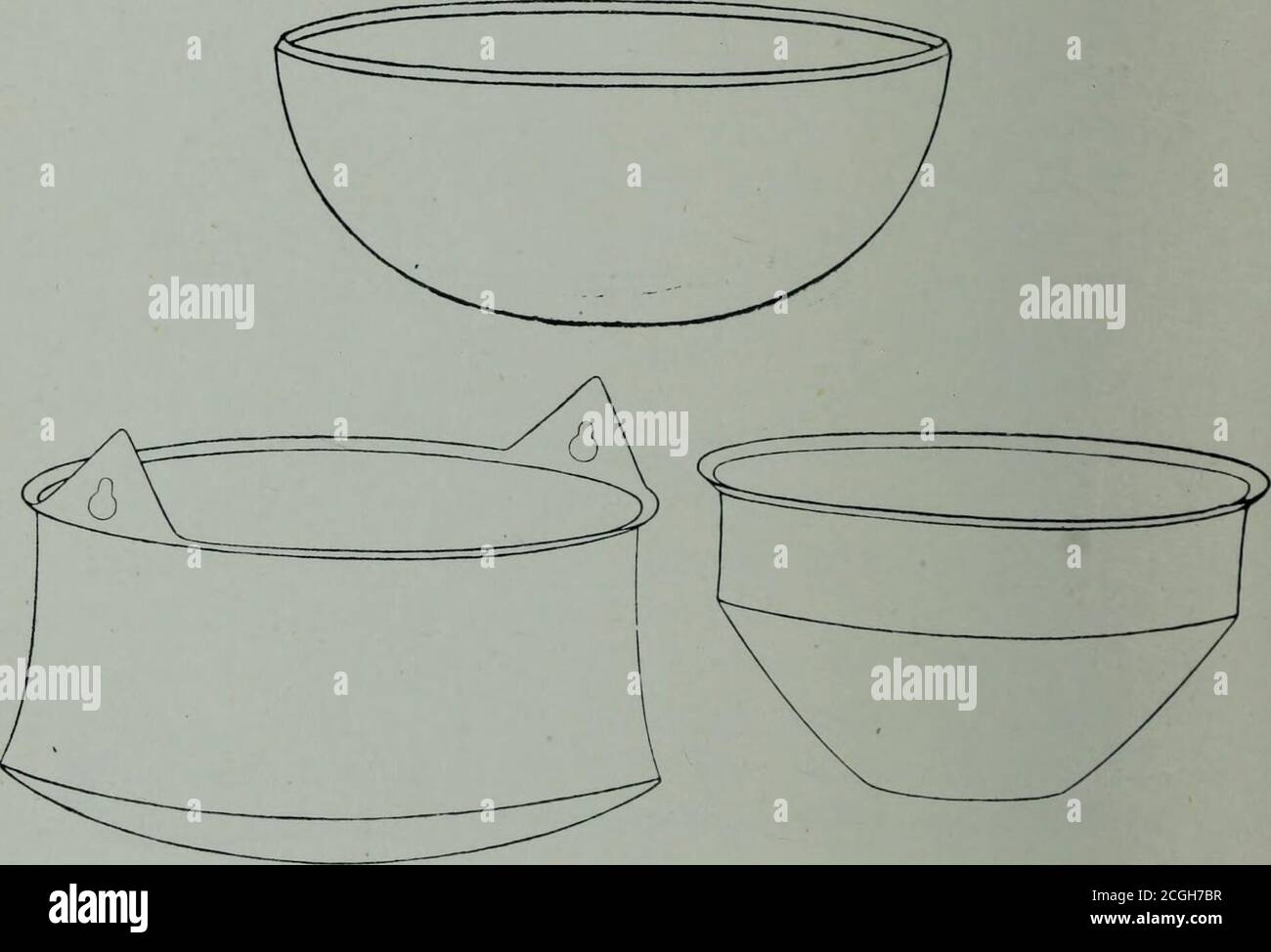 . Surrey archäologische Sammlungen . Abb. 2. BRONZEGEFÄSSE, STURMERE, ESSEX. Letztere hat praktisch den gleichen Durchmesser wie die arger hemisphärische Schale. Es kann angenommen werden, dass der Rest des Funds in einem schlechten Zustand war. 6 BRONZEGEFÄSSE DER FRÜHEN EISENZEIT in der Westhall-Serie, später in einem anderen Zusammenhang zu bemerken (S. 9), gibt es ein flaches Bronzegefäß wie eine kleine Bratpfanne, der Griff fehlt leider. Er hat einen Durchmesser von 6 Zoll und wird von einem 55 Zoll langen, in der Mitte jeder Seite gebogenen Bronzestiegel begleitet. Mit Blick auf den Sturm ere undWotton Stockfoto