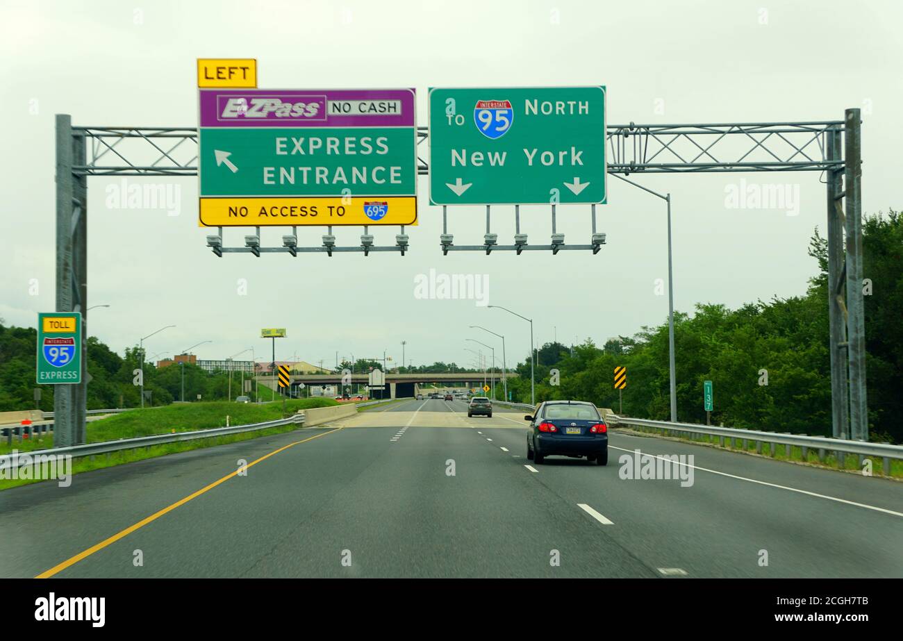 Baltimore, Maryland, USA - 16. August 2020 - der leichte Verkehr auf der Interstate 95 North in Richtung New York und Schild EZPass Lane Stockfoto