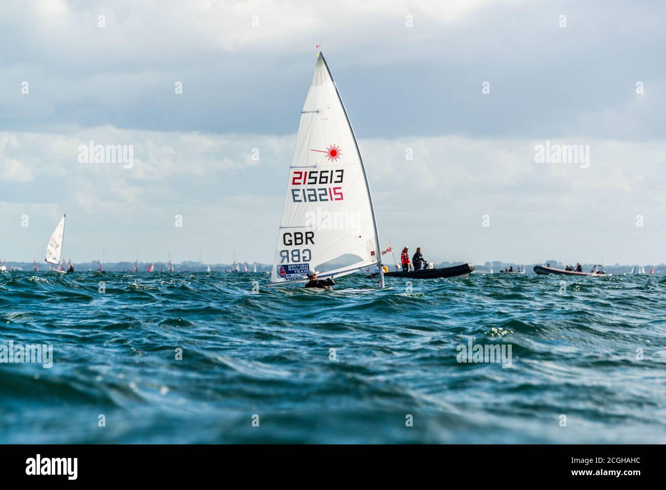 Kiel, auch im Coronajahr können unter strengsten Sicherheitsassen in diesem Jahr die hochkarätigen Segelwettbewerbe finden. Neon the Nachwuc Stockfoto