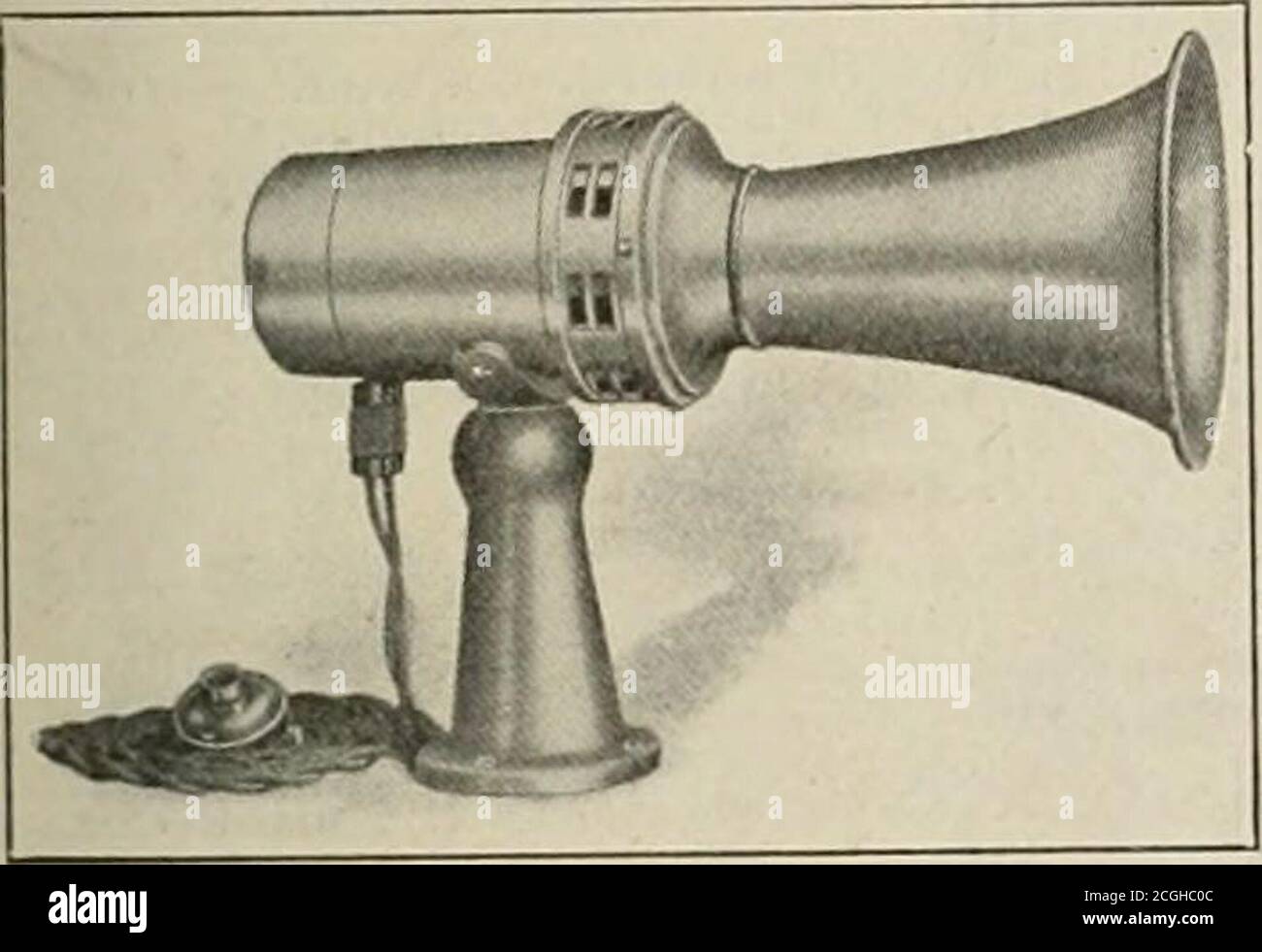 . Öffentliche Arbeiten . Da alle Röhrchen mit gefüllter Flüssigkeit gefüllt sind, wird sie bei den Striche ausgestoßen. Der Pyrenäen-Feuerlöscher•, CI.i{LIS nur aliout fünf Pfund und is14 Zoll loni; und 3 Zoll in diani- DIE STERLING ELEKTRISCHE SIRENE FEUERHORN. Eine elektrische Warnung für Motorbrandgeräte. Die Inter-State Machine Co., NewLondon, Connecticut, die die handbetriebenen Sterling Siren Fire Horns macht, ist jetzt ein elektrisch betriebenes Mren. Es gibt zwei Designs – eine mit einer Armaturenbretthalterung für Lire LKWs und eine, in der die Sirene montiert ist,. Deck Halterung für den Einsatz auf Bootsdecks.,r runnin.:&lt; Boards von LKWs. Theho Stockfoto