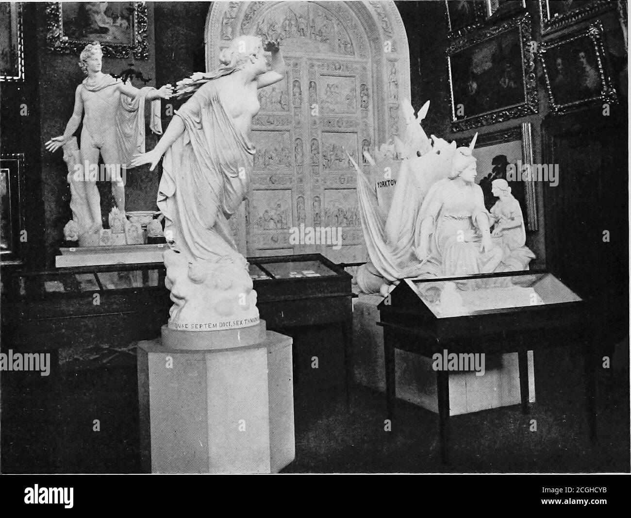 . Geschichte der University of Michigan . 1887,Dunster 18S8, Jones 188S, Morris 1889, Frieze1889, Winchell 1891 und Bord 1894. Die meisten dieser Männer wurden in Jahren fortgeschritten und hadbeen lange im Zusammenhang mit der Institution, aber einige von ihnen wurden gestreift unten in der 72 UNIVERSITY OF MICHIGAN [ CAP. X Lebendes. Zwei wichtige Lehrstühle in der Literaturabteilung wurden von beklagten Tragödien geräumt. Edward L. Walter, der akkupierte Leiter der Abteilung für RomanceSprachen, wurde auf See in der Versenkung des französischen Dampfschiffes La Bonrgognc, in der Summe-mer von 1898, und George A. Hencli, der youn verloren Stockfoto