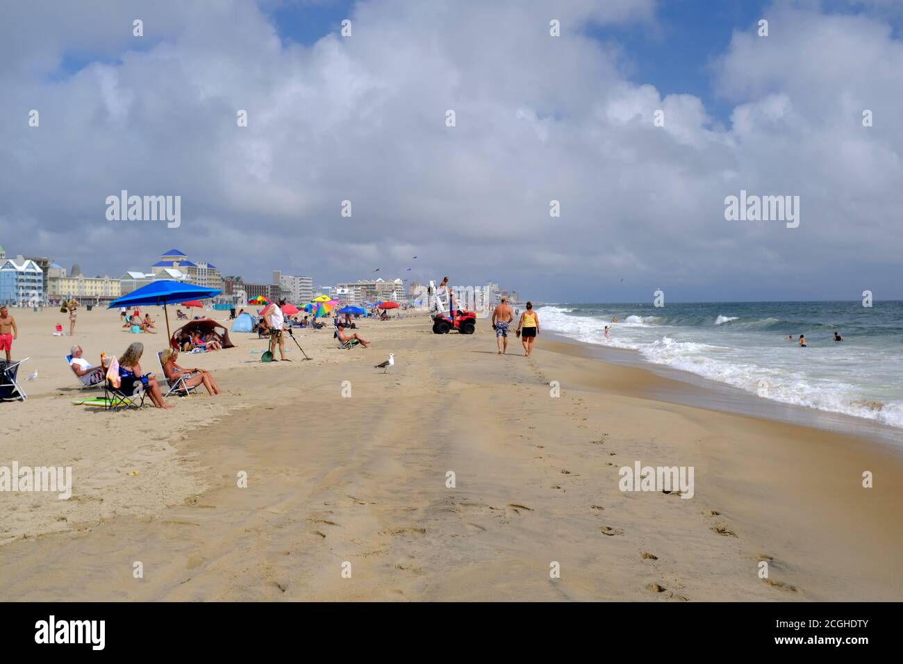 Touristen am Strand in Ocean City, Maryland am Labor Day Wochenende Stockfoto