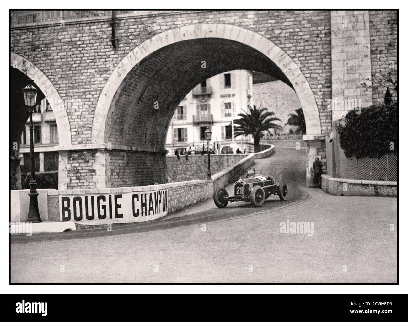 MONACO Nuvolari Gewinner 1932 Monaco Grand Prix. Tazio Nuvolari auf seiner Siegerparade feiert seinen Sieg mit Werksvorbereitungen Nummer 28 Alfa Romeo beim Grand Prix von Monaco 1932 auf dem Circuit de Monaco Grand Prix, Monaco-Ville, Frankreich - Stockfoto