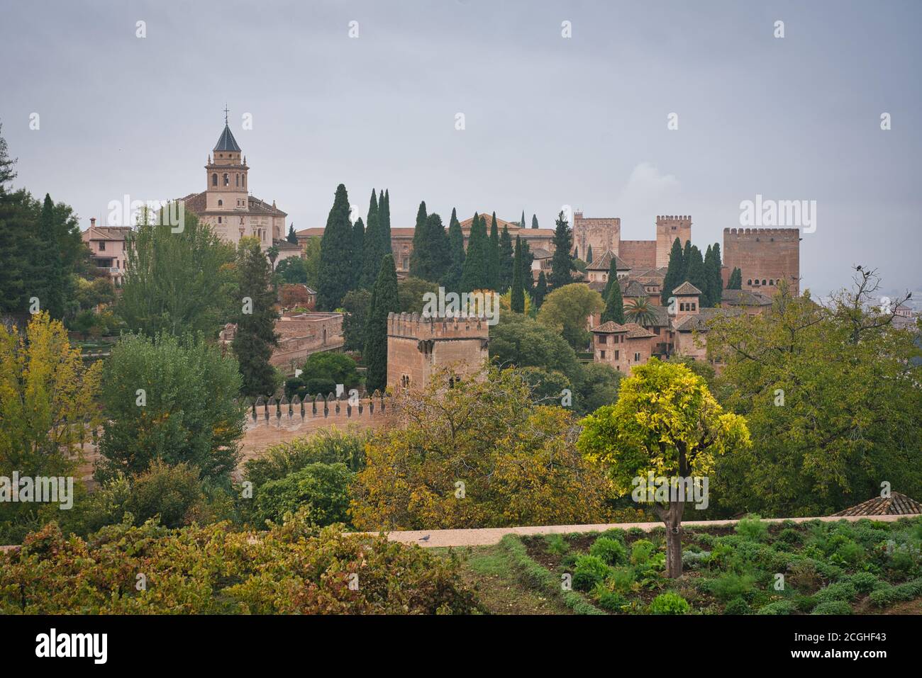 Panorama Foto der Alhambra in Granada an einem bewölkten Tag Stockfoto