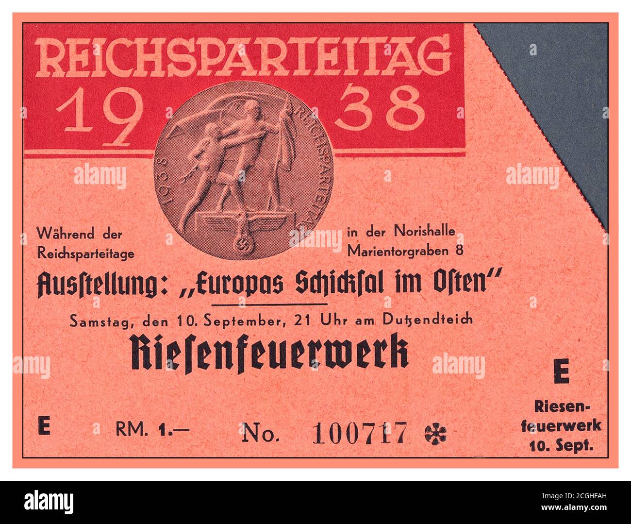 1930er REICHSPARTEITAG NÜRNBERGER FEUERWERK SHOW Nazi-Eintrittskarte Drittes Reich Nazi-Deutschland 1938 Reichsparteitag Anti-Kommunistisches Schaufeuerwerk Ticket 1938 Nürnberg Reichsparteitag Grosse Europas Schicksal im Osten und Riesenfeuerwerk / Nürnberg NSDAP Party Rallye Schicksal im Osten Showticket. Mit Feuerwerk! Mit dem Ticket Stubs für das Feuerwerk und Schicksal in der Ost-Show Stockfoto