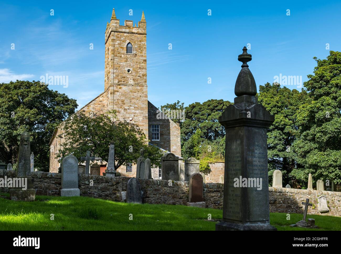 Tranent Parish Church, erbaut 1800, und ein alter Friedhof an einem sonnigen Tag, East Lothian, Schottland, Großbritannien Stockfoto