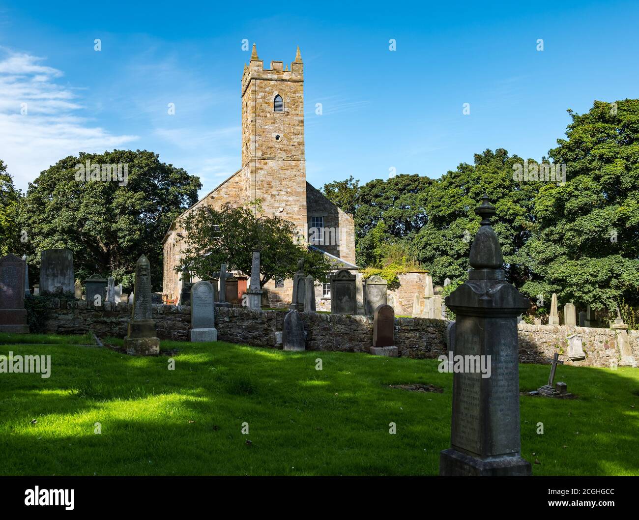 Tranent Parish Church, erbaut 1800, und ein alter Friedhof an einem sonnigen Tag, East Lothian, Schottland, Großbritannien Stockfoto